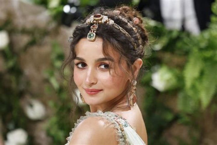 Alia Bhatt – Biography, Facts & Life Story