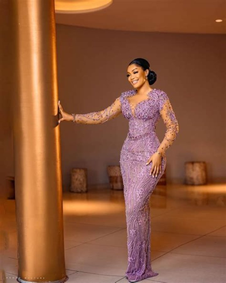 Bride and Her Asoebi Slay in Classy Traditional Outfits, Give Stylish Dance Steps: "No Corset"