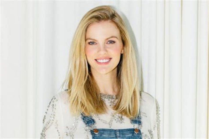 Brooklyn Decker – Biography, Facts & Life Story