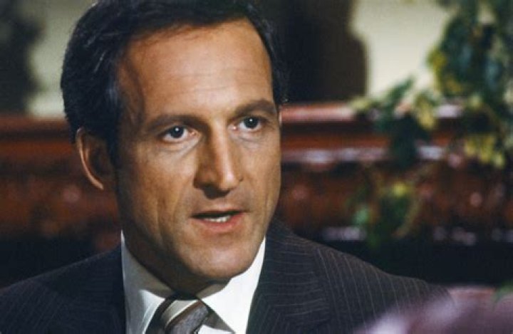 Daniel J. Travanti ·