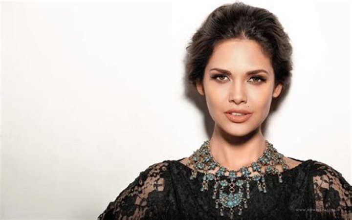 Esha Gupta – Biography, Facts & Life Story