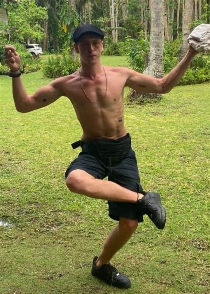Harris Dickinson Height