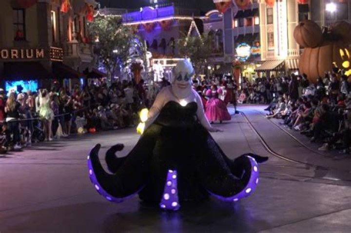 Headless Ursula Terrified Disneyland Visitors