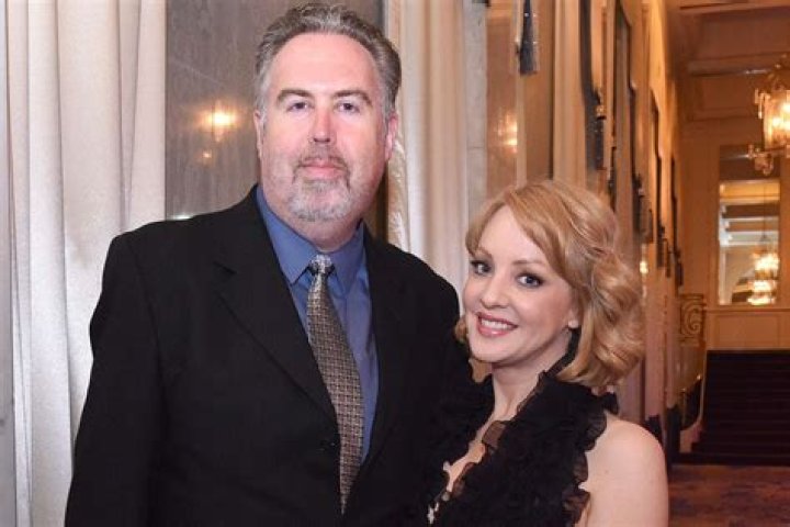 Insight on the happily married life of Greg Covey and Wendi McLendon! Know about Coveys father