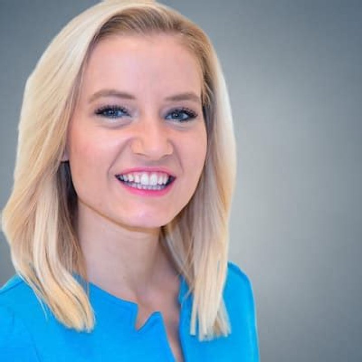 Laura Hettiger KMOV, Bio, Wiki, Age, Engaged, Husband, Surgery, Clothes, Salary, and Net Worth