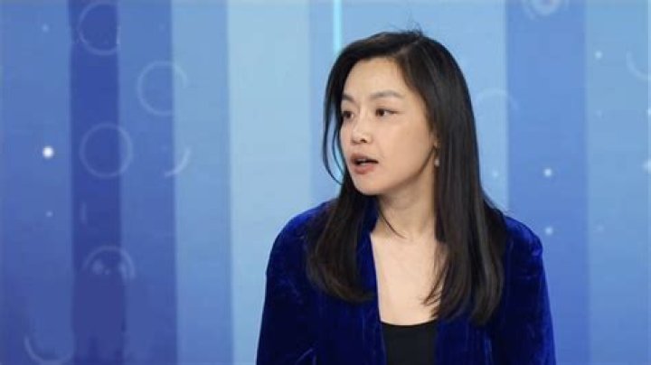 Li Ziqi – Vlogger | What happed to her Parents? Wiki, Age, Height, Net Worth, Relationship, Ethnicity, Career
