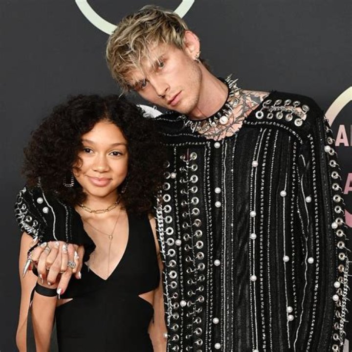Lyrics & Translations of Numb (Cover) by Machine Gun Kelly