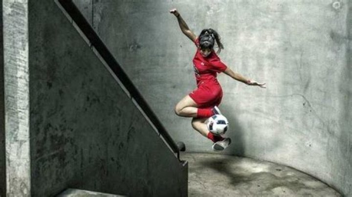 Meet amazing female football juggler Harriet Pavlou
