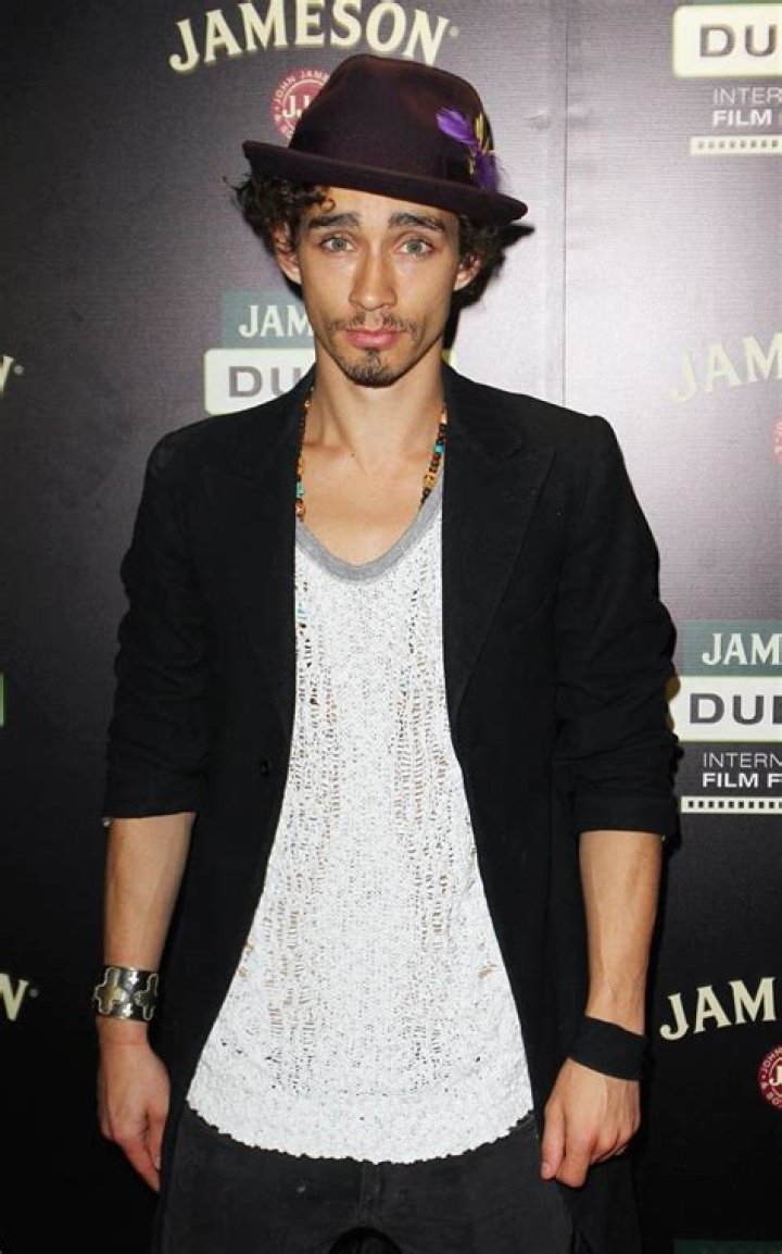 Robert Sheehan – Biography, Facts & Life Story