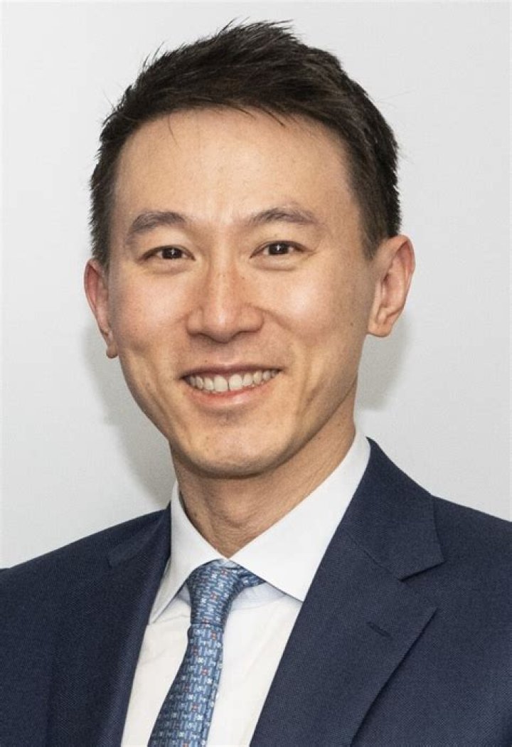 Shou Zi Chew TikTok CEO, Bio, Wikipedia, Age, Wife, Salary, and Net Worth
